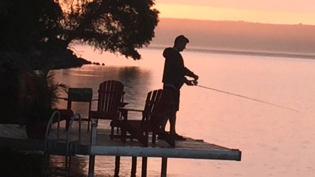 Um homem pesca no Echo Lake, perto de Fort Qu'Appelle, Sask., - 21 de junho de 2015. (Daphne Klinger/My News)