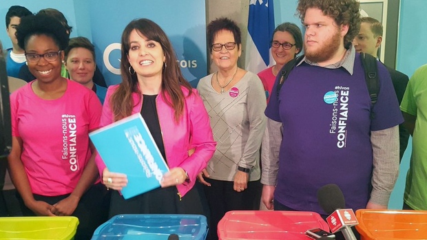 Veronique Hivon deposita as suas assinaturas e depósito para se tornar líder do PQ (CTV Montreal/Holly Haimerl)