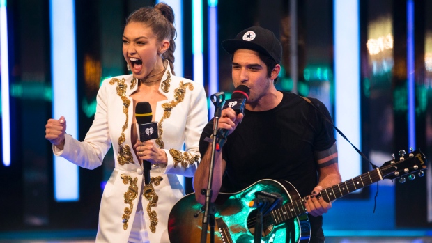 Gigi Hadid e Tyler Posey dividem o palco durante os Much Music Video Awards, em Toronto, no domingo, 19 de junho de 2016. The Canadian Press / Chris Young