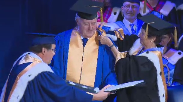 MULRONEY RECEBE DOUTORAMENTO HONORÁRIO DA UNIVERSIDADE DE MONTREAL