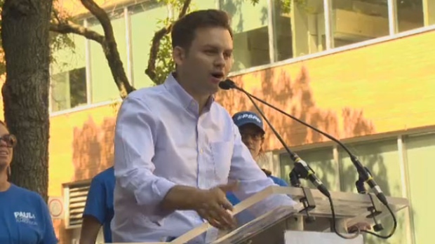 Paul St-Pierre Plamondon na sua primeira paragem de campanha, ele que procura substituir Pierre Karl Peladeau como líder do Partido Quebequense.