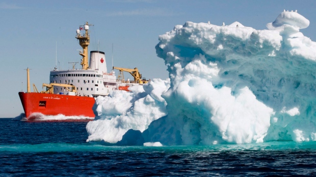 O quebra-gelo da Guarda Costeira do Canadá Louis S. St-Laurent navega passando ao lado de um iceberg em Lancaster Sound, nesta foto de julho de 2008. (Jonathan Hayward / The Canadian Press)