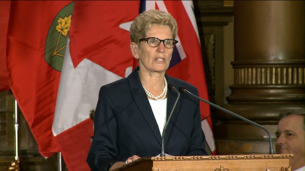 A primeira-ministra do Ontário Kathleen Wynne anuncia a remodelação governamental numa conferência de imprensa realizada na segunda-feira, 13 de junho de 2016