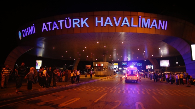 Pessoas junto à entrada do aeroporto de Ataturk, em Istambul, na quarta-feira, 29 de junho de 2016. (AP Photo / Emrah Gurel)