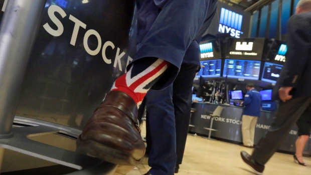 Um negociante usa meias Union Jack enquanto ele trabalha na New York Stock Exchange na sexta-feira, 24 de junho de 2016. (Richard de Drew / Associated Press)