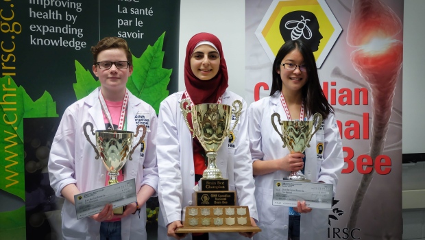 Nooran Abu Mazen (centro) venceu a competição CIHR Canadian National Brain Bee em Hamilton, Ontário. Stephanie Swanson (à esquerda) terminou em segundo, enquanto Ling Yang (à direita) ficou em terceiro. (CIHR)