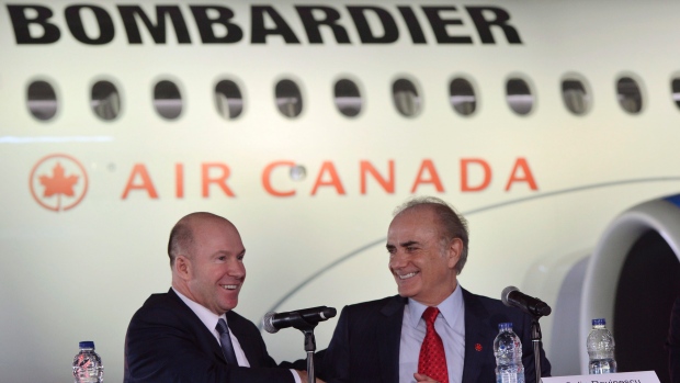 O CEO da Bombardier Alain Bellemare, à esquerda, apertou as mãos do CEO da Air Canada, Calin Rovinescu, em fevereiro, quando o acordo de princípio para os jatos foi alcançado. (Paul Chiasson / imprensa canadense)