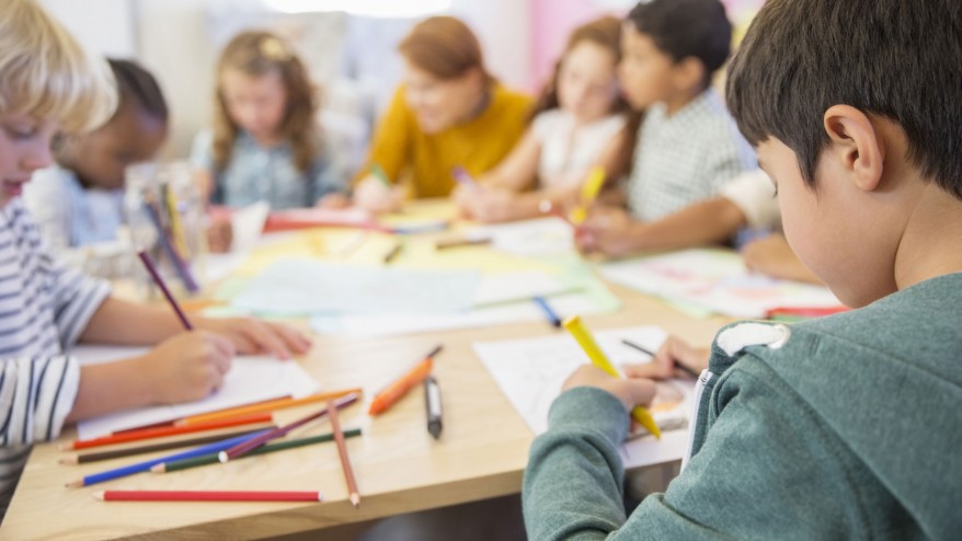 Estudantes numa aula de arte. GETTY IMAGES/Caiaimage/Robert Daly