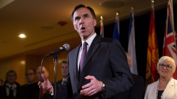 O Ministro Federal das Finanças, Bill Morneau, durante uma conferência de imprensa após chegar a um acordo para expandir o Plano de Pensão do Canadá, em Vancouver na segunda-feira. (Darryl Dyck/Canadian Press)