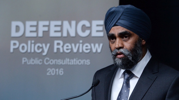 O ministro da Defesa Harjit Sajjan realiza uma conferência de imprensa na sede da Defesa Nacional em Otava – 6 de abril, 2016, para discutir consultas públicas abertas e transparentes sobre política de defesa do Canadá. (Sean Kilpatrick / The Canadian Press)