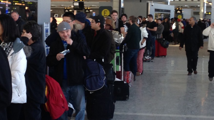 Filas no Aeroporto Internacional Pearson, em 7 de janeiro de 2014. CityNews