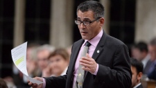 O Ministro das Pescas, Oceanos e da Guarda Costeira Canadiana Hunter Tootoo no Parlamento em Otava - 5 de maio de 2016. (The Canadian Press / Adrian Wyld)
