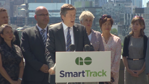 O presidente de Toronto John Tory e o ministro dos Transportes do Ontário Steven Del Duca anunciam quatro novas estações GO Transit no extremo leste. (CBC)
