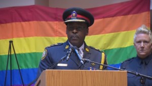 O chefe de polícia de Toronto Mark Saunders disse que a força policial lamenta as rusgas que há mais de 35 anos atrás tiveram como alvo a comunidade gay da cidade. Ele sublinhou que o evento de fevereiro 1981 foi dramático por causa da sua "destruição". (CBC)