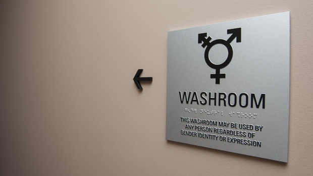 Sinal na sede da polícia de Toronto que aponta para uma casa de banho de género neutro, que abriu na quarta-feira. (Serviço de Polícia de Toronto)