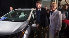 O primeiro-ministro Justin Trudeau, à esquerda, e a primeira-ministra do Ontário Kathleen Wynne posam junto a um veículo elétrico Chevrolet Volt 2017, antes do anúncio na fábrica da General Motors em Oshawa, Ontário, na sexta-feira, 10 de junho de 2016. (The Canadian Press / Chris Young)