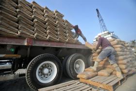 CAMIÕES COM CIMENTO ANGOLANO BLOQUEADOS NA RDCONGO FACE À SUSPENSÃO DE IMPORTAÇÕES