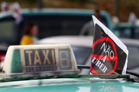 TAXISTAS CONTRA DECISÃO DE LEGALIZAR UBER PROMETEM MEDIDAS DE LUTA