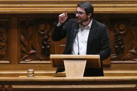 PASSOS É “PEDRO E O LOBO” PARA PCP NA “POLÍTICA DE TERRA QUEIMADA” DE PSD/CDS