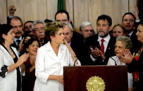 DILMA ROUSSEFF ANUNCIA QUE VAI AO PLENÁRIO DO SENADO PARA SE DEFENDER