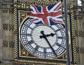 CENTENAS DE PESSOAS MANIFESTAM-SE EM LONDRES DEVIDO AOS CONFRONTOS RACISTAS NOS EUA