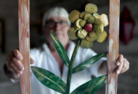 FUNILEIRO DA GUARDA FAZ FLORES E PEÇAS DECORATIVAS COM RESTOS DE CHAPAS