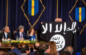 DEPUTADO DO PTP DESFRALDOU BANDEIRA DO ESTADO ISLÂMICO NO PARLAMENTO DA MADEIRA