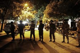 PELO MENOS SETE MORTOS E 13 REFÉNS LIBERTADOS EM OPERAÇÃO NA CAPITAL DO BANGLADESH