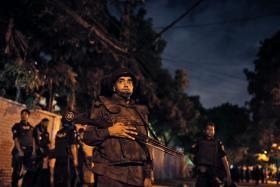 SEIS ATACANTES MORTOS E 13 REFÉNS LIBERTADOS EM OPERAÇÃO NA CAPITAL DO BANGLADESH