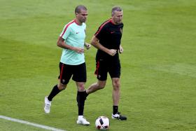 EURO2016: PEPE TREINA À PARTE NA VÉSPERA DA MEIA-FINAL COM O PAÍS DE GALES