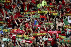 EURO2016: MUNICÍPIO DE PARIS FELICITA PORTUGAL E “PINTA” TORRE EIFFEL DE VERDE-RUBRO