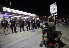 SOBE PARA CINCO O NÚMERO DE POLÍCIAS MORTOS A TIRO EM DALLAS (EUA)