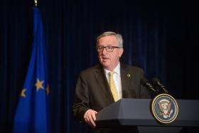 BREXIT: JUNCKER DIZ A MAY QUE QUER INICIAR EM BREVE CONVERSAÇÕES PARA SAÍDA