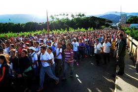 MAIS DE 35 MIL VENEZUELANOS CRUZARAM FRONTEIRA COM COLÔMBIA NO DOMINGO PARA COMPRAR ALIMENTOS