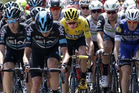 TOUR: MOTO DA ORGANIZAÇÃO PROVOCA QUEDA DE FROOME, DE GENDT GANHA NO MONT VENTOUX