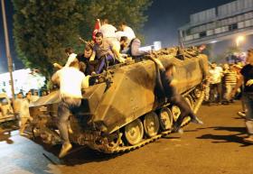 TURQUIA: UE APELA A “RÁPIDO REGRESSO À ORDEM CONSTITUCIONAL”