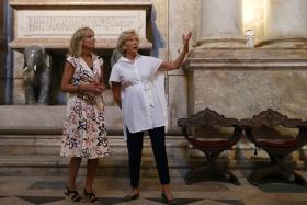 MULHER DE VICE-PR DOS ESTADOS UNIDOS ENCANTADA COM LISBOA E PREOCUPADA COM FOME EM ÁFRICA