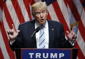 TRUMP CRITICA FALTA DE LIDERANÇA NOS ESTADOS UNIDOS APÓS MORTE DE TRÊS POLÍCIAS