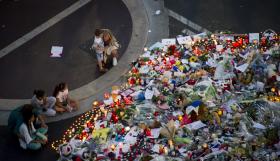 NICE/ATENTADO: MULTIDÃO CUMPRE MINUTO DE SILÊNCIO EM MEMÓRIA DAS VÍTIMAS