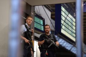 MUNIQUE: POLÍCIA DECRETA “ALERTA TERRORISTA ELEVADO”, TRANSPORTES SUSPENSOS E ATACANTES EM FUGA