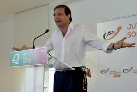 PASSOS COELHO ACUSA GOVERNO DE DESPERDIÇAR OPORTUNIDADE DE REFORÇAR CREDIBILIDADE DO PAÍS