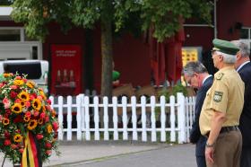 MUNIQUE/ATAQUE: MINISTRO DO INTERIOR ALEMÃO COLOCA FLORES EM LUGAR DE MASSACRE EM MUNIQUE