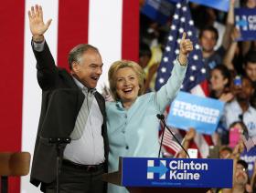 CANDIDATA HILLARY CLINTON DIZ QUE TIM KAINE É O OPOSTO DE DONALD TRUMP