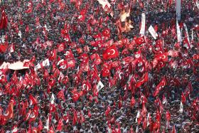 MILHARES DE TURCOS JUNTAM-SE NA PRAÇA TAKSIM PARA DEFENDER A DEMOCRACIA