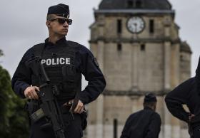 REPRESENTANTES RELIGIOSOS PEDEM A HOLLANDE REFORÇO DE SEGURANÇA NOS LOCAIS DE CULTO