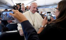 PAPA FRANCISCO AFIRMA QUE “MUNDO ESTÁ EM GUERRA”, MAS NÃO DE RELIGIÕES