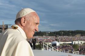 PAPA PEDE AOS JOVENS QUE SE LEVANTEM “DO SOFÁ” E DECIDAM O FUTRURO