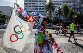 MANIFESTANTES APROVEITAM PRESENÇA INTERNACIONAL NO BRASIL PARA PASSAR MENSAGEM POLÍTICA