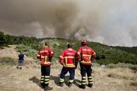INCÊNDIOS: FOGO EM SAMEIRO, CONCELHO DE MANTEIGAS, AINDA MOBILIZA 200 OPERACIONAIS