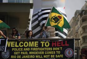 BRASIL: MANIFESTANTES EM BRASÍLIA PEDEM INTERVENÇÃO MILITAR E FIM DA CORRUPÇÃO
